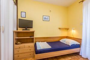 Apartments with parking space Njivice, Krk - 5325