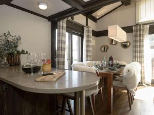 Duplex de 120 m² à Courchevel 1650, pour 8 pers., Centre station, proche pistes avec cheminée et parking - FR-1-631-161