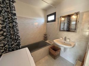 Appartements Appartement 2 pieces 4 couchages, terrasse, proche plages - FR-1-226B-172 : photos des chambres