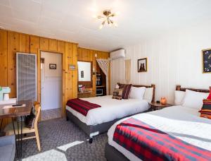 Standard Double Queen  room in Grand Pine Cabins