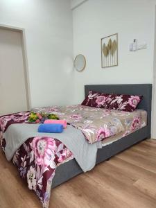 The Quartz 3 Bedroom Apartment with fully furnish and fully aircond, infinity pool, Corner lot with seaview and city view centre of malacca city
