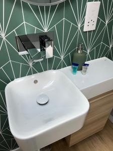 Central ensuite guest unit with air conditioning and free on street parking