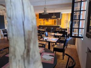Logis Hotel Restaurant Les Platanes
