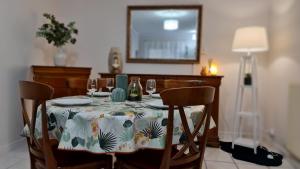 T2 55m² tout confort avec jardin. Cuisine et équipements neufs. Wifi TV parking