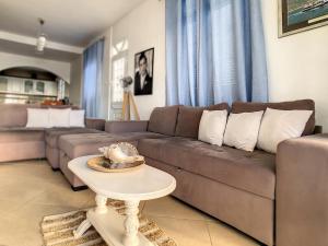 Naya Beach House by LovelyStay