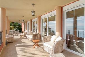 Villa Leandro, First Line Villa with amazing sea views and private access to the sea!