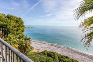 Villa Leandro, First Line Villa with amazing sea views and private access to the sea!