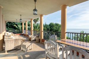 Villa Leandro, First Line Villa with amazing sea views and private access to the sea!