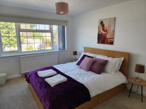 Kennedy Villa - 5 Bedroom House with Hot Tub, WiFi, Free parkings, Close to Bicester Village