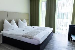 Double Room with Balcony room in Kaiser von Österreich Historik- und Thermalhotel
