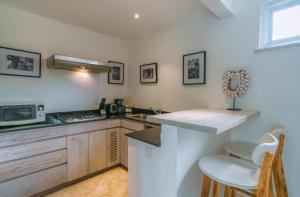 Villa Anahata: Modern 2BR Villa w Pool in Seminyak !