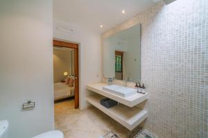 Villa Anahata: Modern 2BR Villa w Pool in Seminyak !