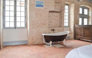 Maisons de vacances Awesome Home In Lauzerte With Outdoor Swimming Pool And Wifi : photos des chambres