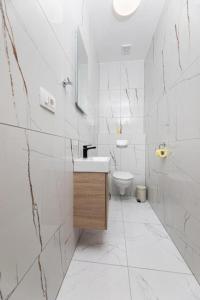 VILLA GEORGE z ogrevanim bazenom in vrtno kuhinjo