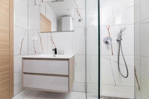 VILLA GEORGE z ogrevanim bazenom in vrtno kuhinjo