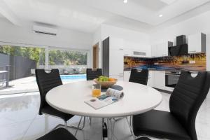 VILLA GEORGE z ogrevanim bazenom in vrtno kuhinjo