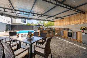 VILLA GEORGE z ogrevanim bazenom in vrtno kuhinjo