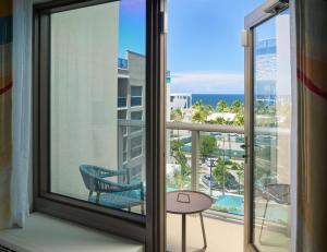 King Room with Ocean View room in Tru By Hilton Pompano Beach Pier Fl