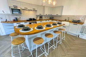 Spacious 4 Bedroom Duplex with Free Private Parking - Central Location, Near Doncaster Racecourse - Sleeps 7