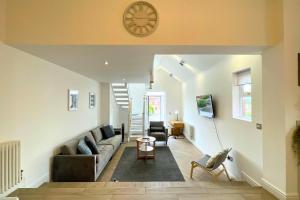 Spacious 4 Bedroom Duplex with Free Private Parking - Central Location, Near Doncaster Racecourse - Sleeps 7