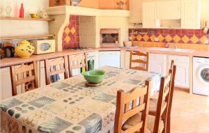 Maisons de vacances Stunning Home In Rochefort-Du-Gard : photos des chambres