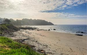 Maisons de vacances Gorgeous Home In Morlaix With Kitchen : photos des chambres