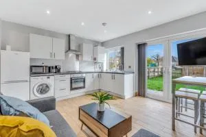 Amazing 2 bedroom apartment , ground floor ,garden ,free Wi-Fi , free parking ,sleeps up to 6 - Wigston Magna