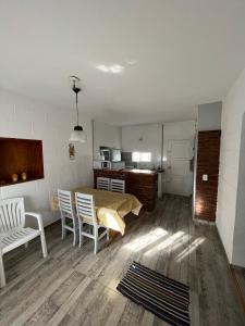 Junto Al Mar Y Centro De Santa Clara, Dos Casas