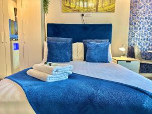 Cozy Downtown Retreat - Central Apartment with Short Walk to Beach