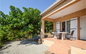 Maisons de vacances Nice home in Casalabriva with 2 Bedrooms and WiFi : photos des chambres