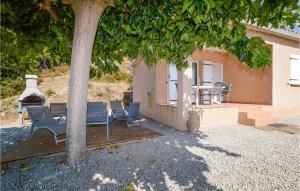 Maisons de vacances Nice home in Casalabriva with 2 Bedrooms and WiFi : photos des chambres