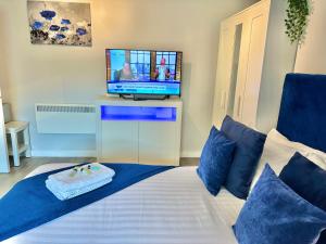 Cozy Downtown Retreat - Central Apartment with Short Walk to Beach