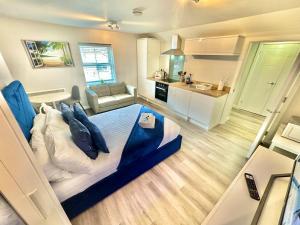 Cozy Downtown Retreat - Central Apartment with Short Walk to Beach