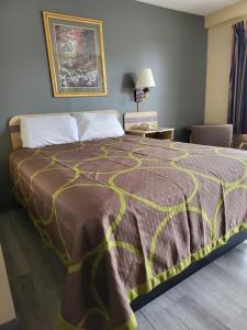 Queen Room room in Budget Host Inn Bristol