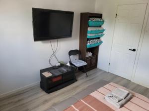 Comfy 1 bdrm apartment close to highway