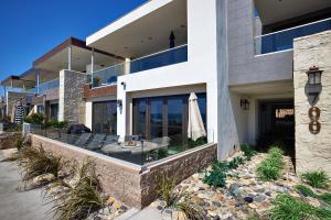 Water Front Spectacular Ocean View Large Balcony AC Pet Friendly