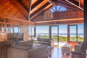 Upmarket, Spacious and Stunning Sea Views