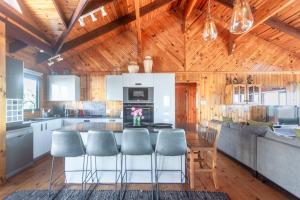 Upmarket, Spacious and Stunning Sea Views