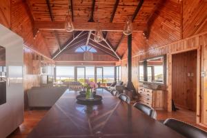 Upmarket, Spacious and Stunning Sea Views