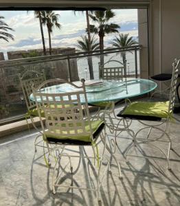 Vue mer et remparts. Entre vieille ville et plages