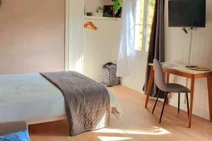 studio cosy 1er centre Laval vu château et jardin - LʼHuisserie