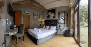 Deluxe Double Room (The Coach House) (Pet-Friendly Room) room in The Lower Buck