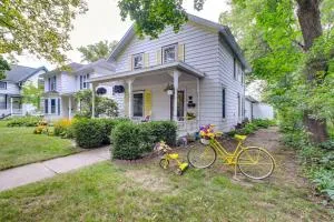 Historic Home with Sunroom - 5 Mi to Lambeau Field! - Denmark