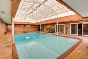 Indoor Pool Peaceful Oasis in Hitchcock! - Hitchcock