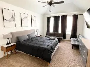 Hot Tub 4BR Home - Huge Backyard, Game Room, Porch - Aubrey