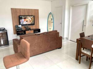 Casa agradável com piscina há 1 quadra da praia.