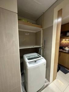 Shell res nr MOA 2BR free parking