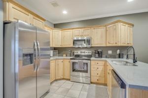 Luxe Midway Condo w Golf Course & Mountain Views!
