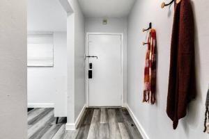 Airport Loft 1b full kitchen Virg 10