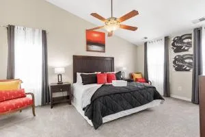 Royal Retreat: Luxurious House with 4 King Beds! - 梅卡尼克斯